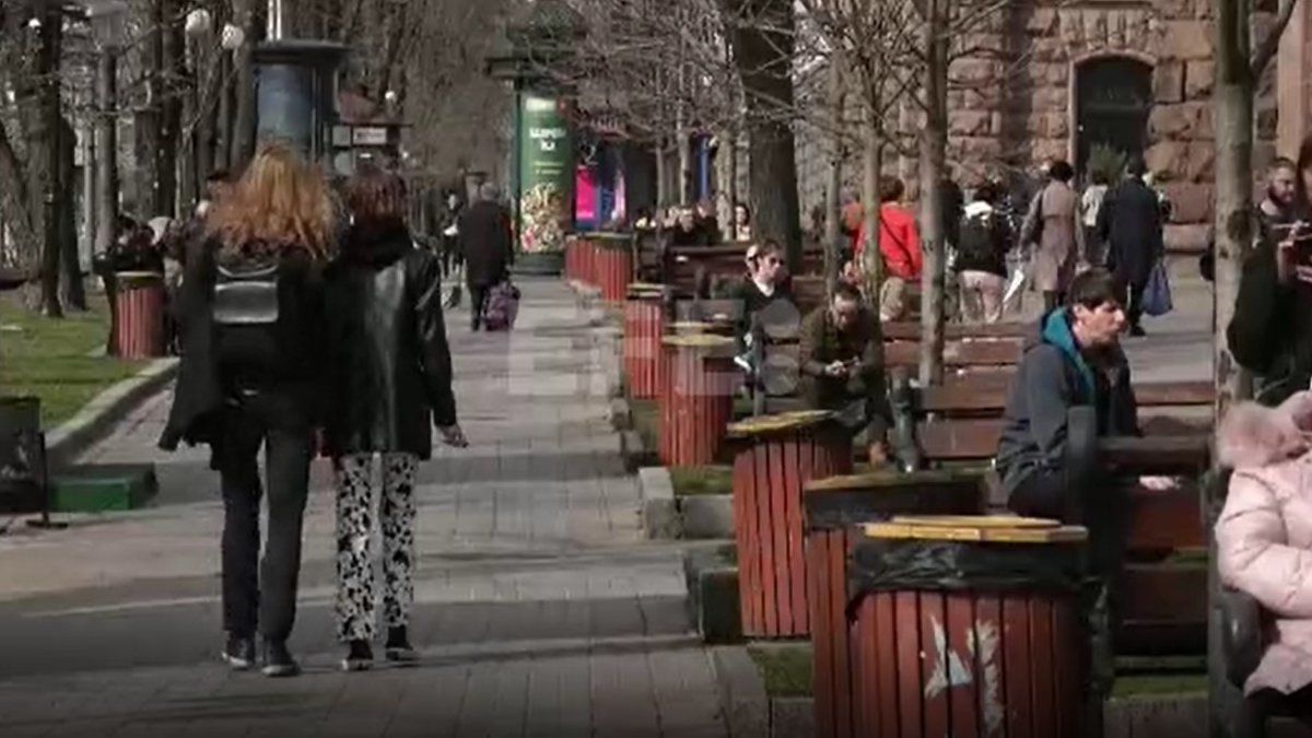 La gente en la capital de Ucrania, Kiev, ha comenzado a salir nuevamente a las calles como antes.