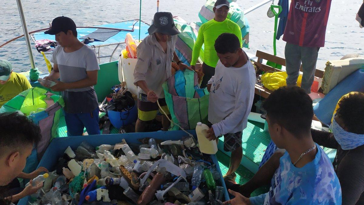 Recogen 3,6 toneladas de basura durante limpieza de isla alejada de Galápagos