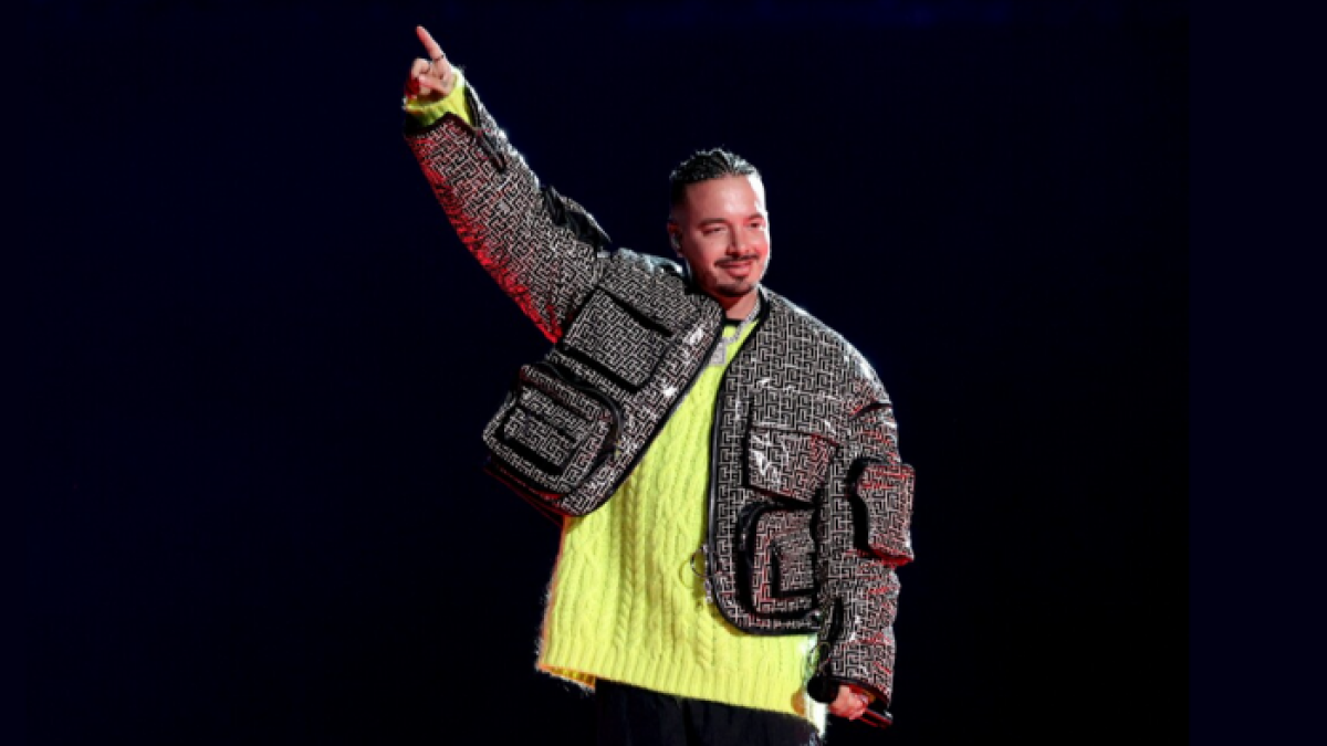 J Balvin tiene 36 años.