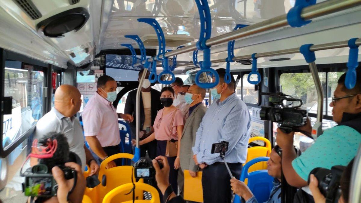 El alcalde Dalton Narváez revisó que los buses cumplan con todos los requisitos exigidos.