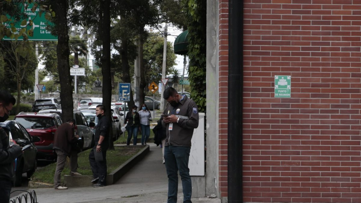 Diligencia. Miembros de la Policía, vestidos de civil, permanecieron en los exteriores del edificio.