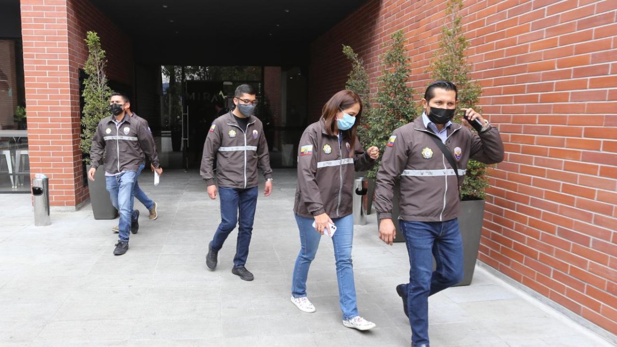 Diligencia. La Fiscalía y la Policía abandonaron el edificio donde allanaron las oficinas de Ola Bini.