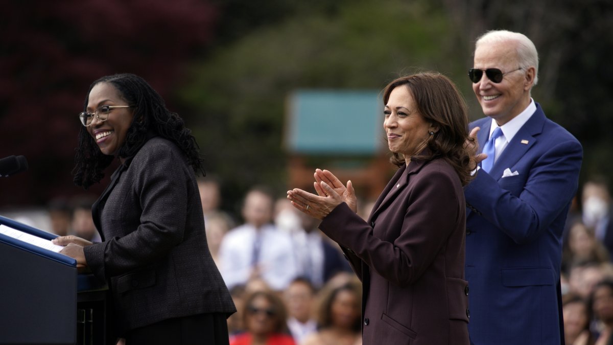 El presidente de EE.UU., Joe Biden (i), y la vicepresidenta estadounidense, Kamala Harris (2-i), saludan a la jueza Ketanji Brown Jackson durante una ceremonia tras su histórica confirmación en el Senado para ser jueza del Tribunal Supremo en la Casa Blanca en Washington, este 8 de abril de 2022.