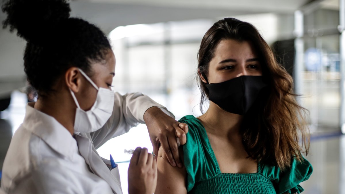 Una joven es vacunada contra la covid-19 en Río de Janeiro (Brasil), en una fotografía de archivo.