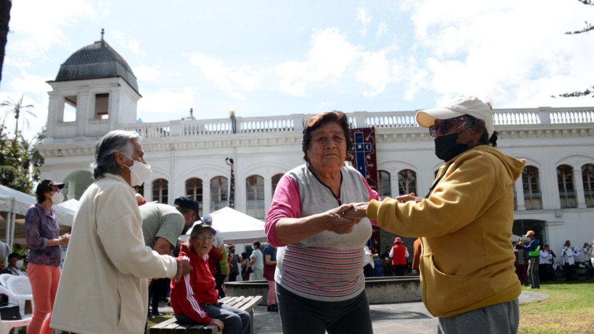 Personas de la tercera edad en una feria de emprendimientos en la hacienda San José, en el centro de Experiencia del Adulto Mayor Los Chillos.