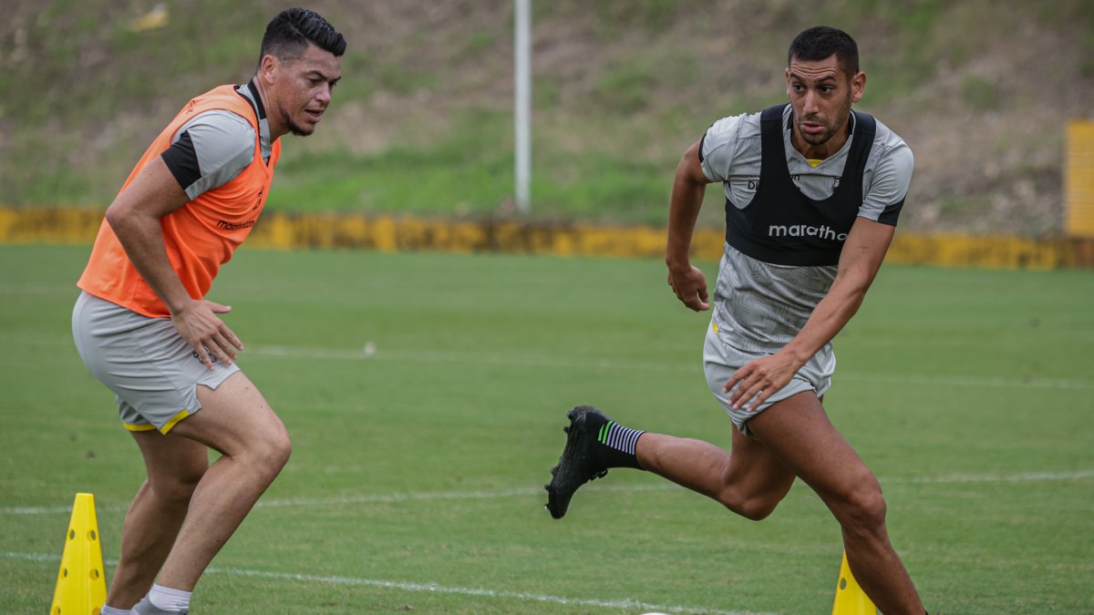 Paco Rodríguez (i) y Bruno Piñatares, jugadores de Barcelona, dos elementos claves en el esquema de Jorge Célico.