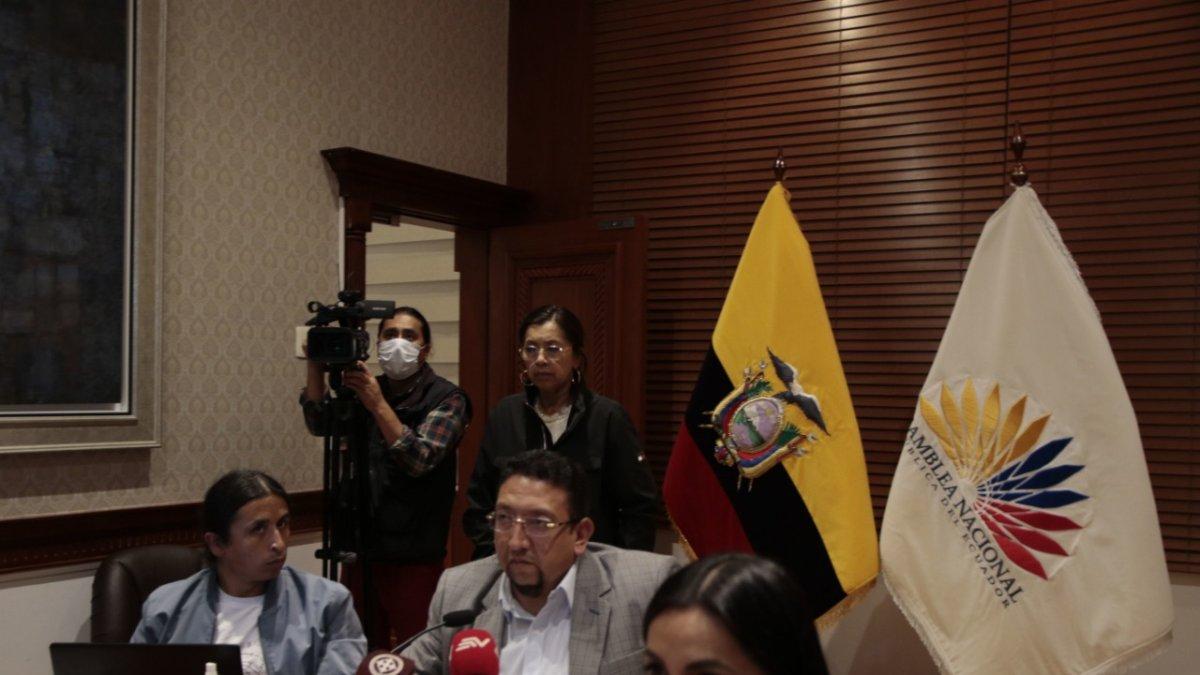 CAL. Último paso antes del golpe: Guadalupe Llori se resigna a ceder la Presidencia a Virgilio Saquicela. La trama judicial no cambiará las cosas.