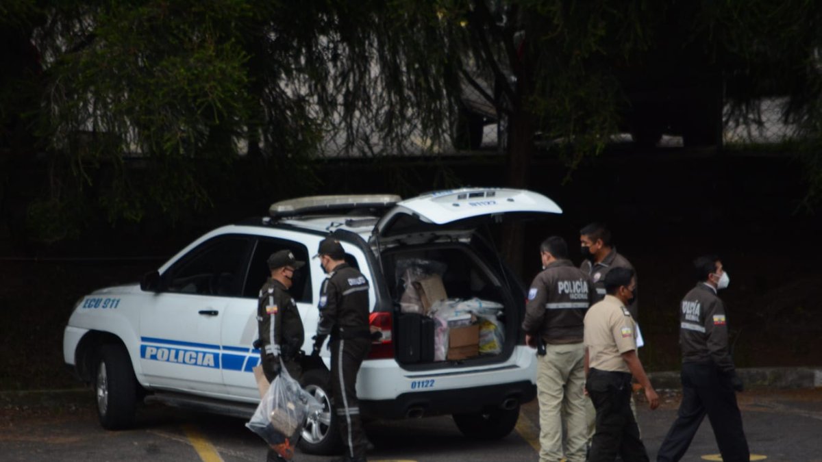 Evidencias. Maletas con dinero y otros objetos fueron incautados por la Policía en el parqueadero de Defensa.