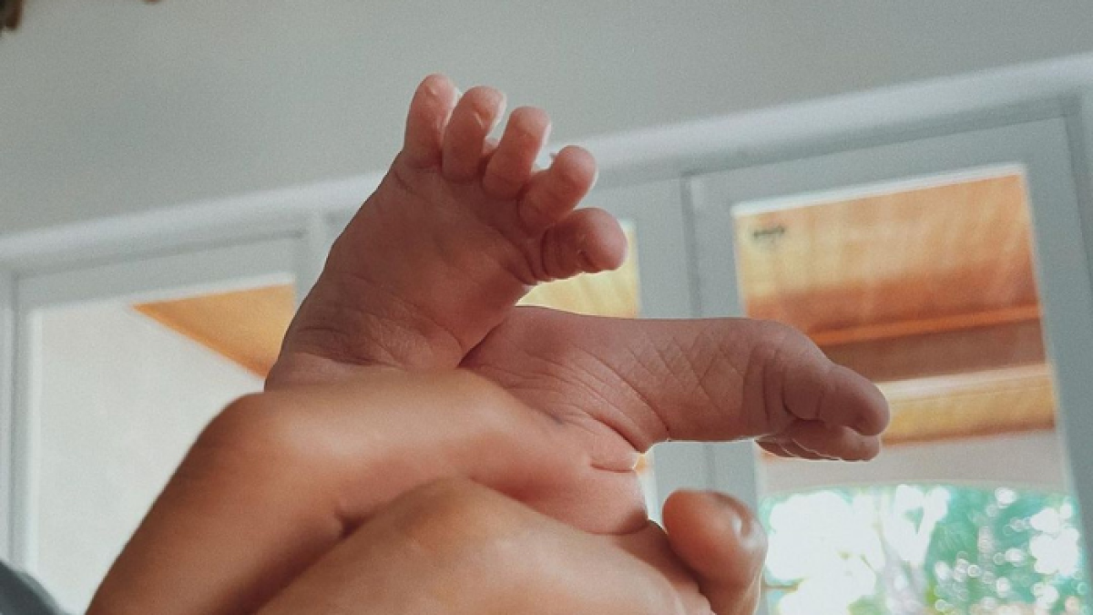 Una fotografía de los pies de la bebé abre el conjunto de imágenes del parto