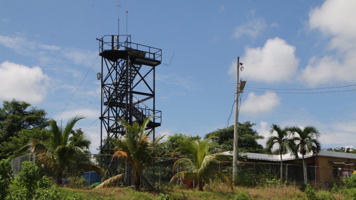 Una plataforma y una villa para los guardias se planta en terrenos destinados al aeropuerto. El resto es solo vegetación.