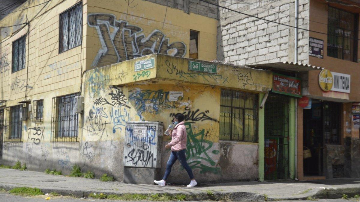 Solanda. Esta no es la única vivienda que ha sido vandalizada. En este sector cada metro cuadrado de pared aparece un rayón o garabato más feo.