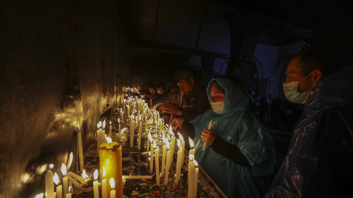 Personas encienden velas en la madrugada de hoy tras realizar la 