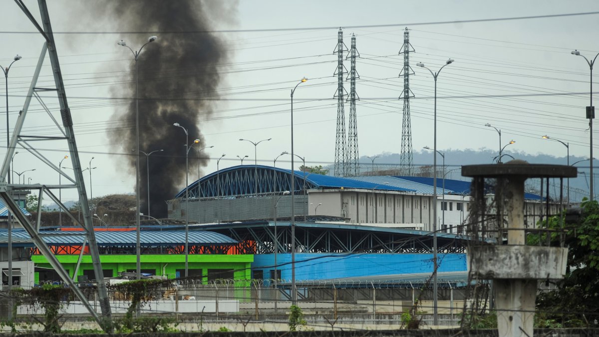 Fotografía de archivo fechada el 15 de noviembre de 2021 que muestra humo que sale del interior de la penitenciaría del Litoral, en Guayaquil (Ecuador).