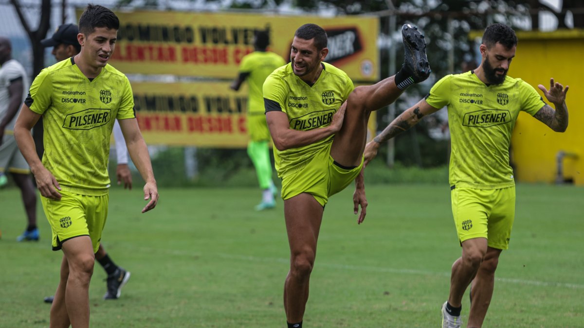 Luca Sosa (i), Bruno Piñatares y Gonzalo Mastriani, tres de los jugadores que alinearán hoy en la formación titular del técnico Jorge Célico, quien no quiere dejar cabos sueltos en el campeonato nacional.