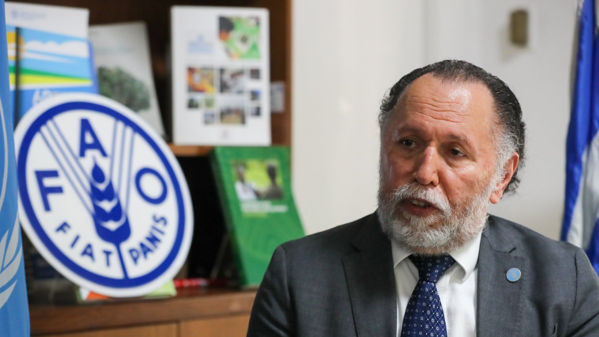 El representante de la FAO para Argentina y Uruguay, Tito Díaz, habla durante una entrevista con EFE el 6 de abril de 2022 en la sede del organismo en Montevideo (Uruguay).