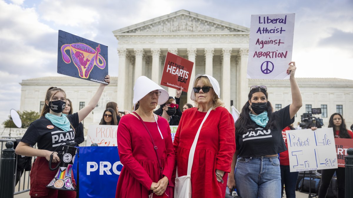 Fotografía de archivo donde se observa a partidarios del aborto y manifestantes en contra se reúnen frente a la Corte Suprema de EE.UU.