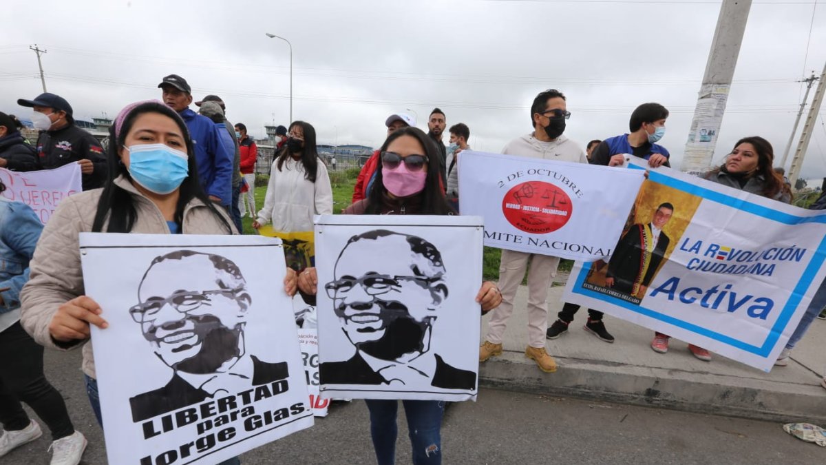Adeptos. Un grupo numeroso de correístas espera la salida de Glas afuera de la cárcel de Latacunga.