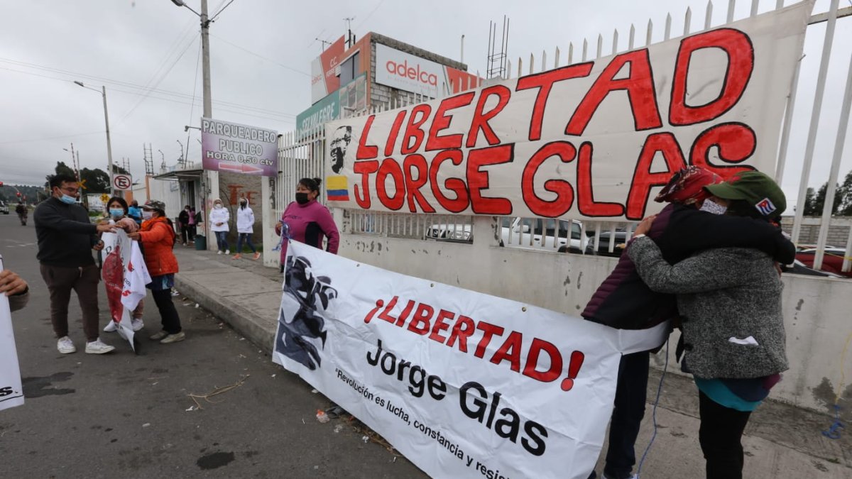 Simpatizantes del exvicepresidente Jorge Glas lo esperan en el exterior de la cárcel de Latacunga.