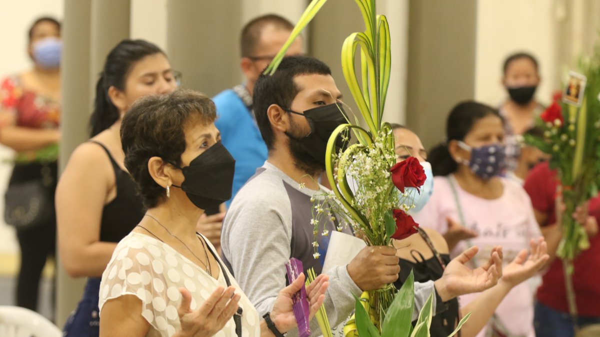 Los feligreses participan de los actos religiosos de Domingo de Ramos.