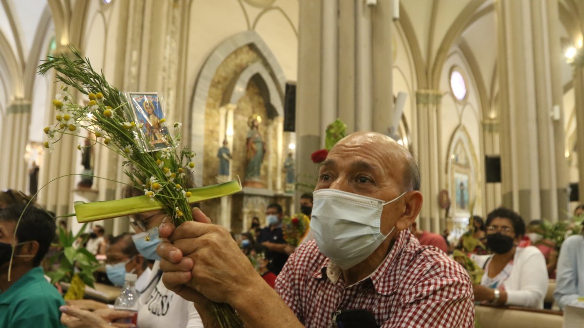 Con mucho fervor los fieles acudieron a los diferentes templos para participar de la misa de Domingo de Ramos.