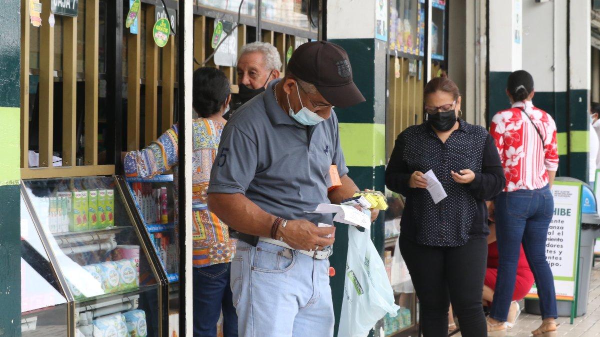 Ciudadanos procuran comprar sus recetas médicas a menor precio en distribuidoras de fármacos.