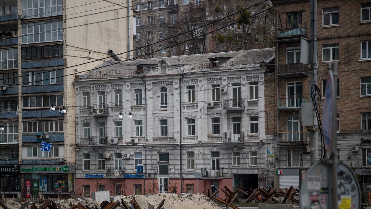 Fotografía de barricadas de arena y metal son vistas en una calle, hoy en Kiev (Ucrania).