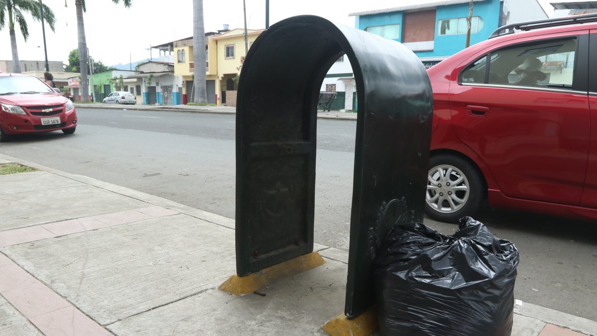 En varios tramos de la calle Portete solo han quedado las bases que sujetaban los tachos de basura.