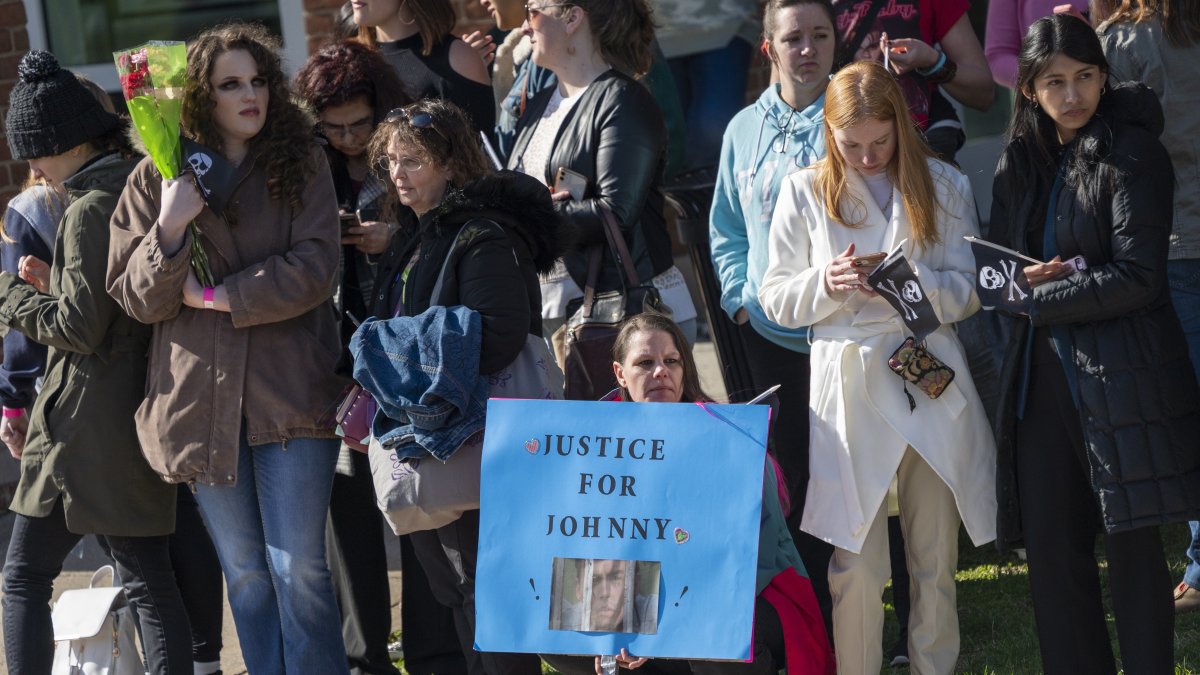 Los fanáticos esperan la llegada del actor estadounidense Johnny Deep antes del inicio de Depp v Heard en el juzgado del condado de Fairfax.