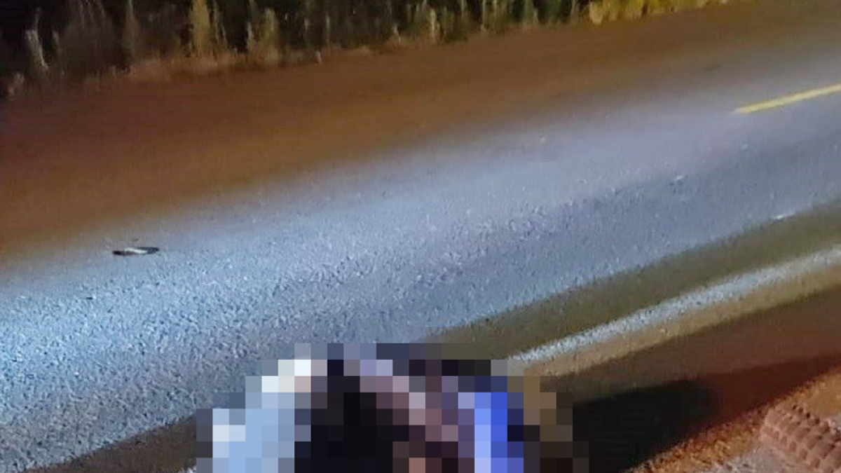 En la calzada, junto a la moto, quedó el sospechoso luego del enfrentamiento con un policía