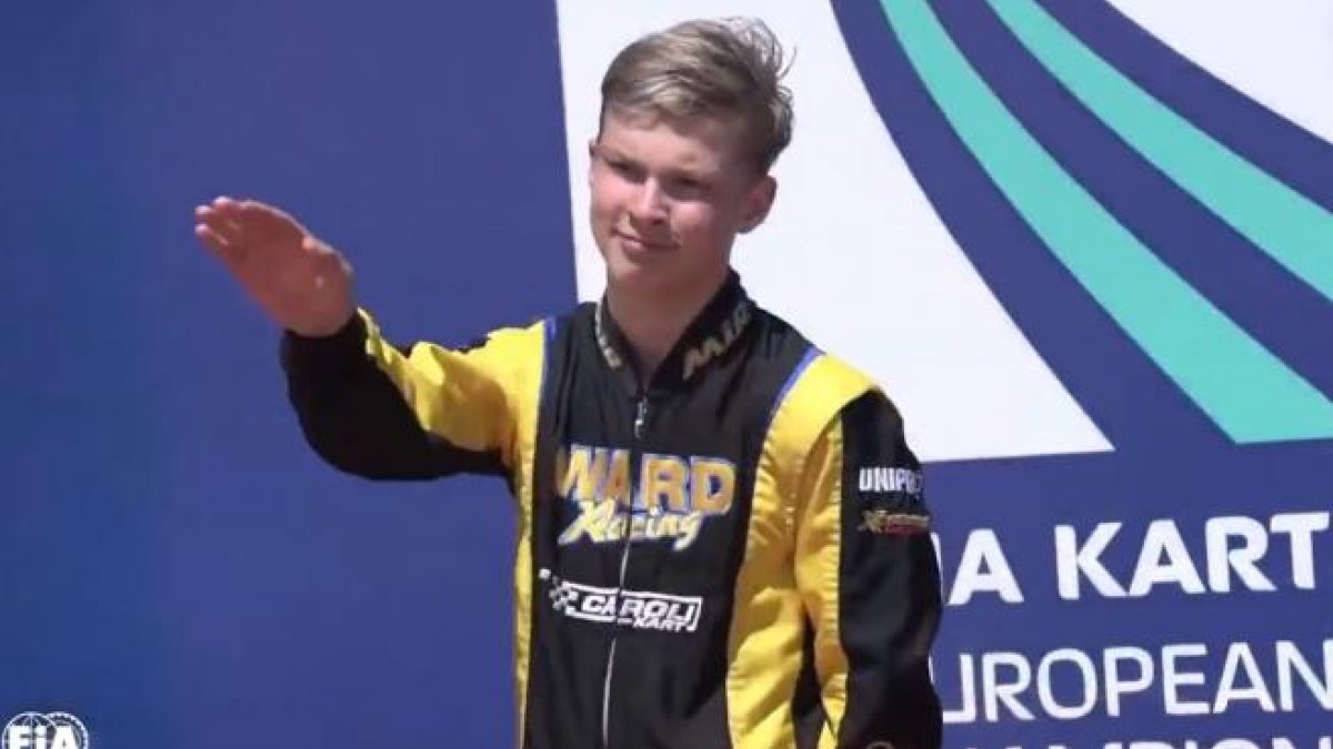 Artem Severyukhin, de 15 años, cuando hizo el gesto en el torneo Europeo.