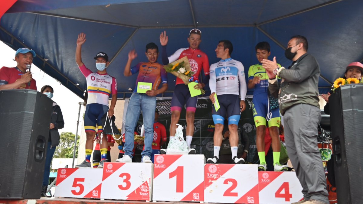 Robinson Chalapud, del Team Banco Guayaquil (c), ganó la etapa reina y no soltó el liderato hasta el final. Lo escoltaron en la general Byron Guamá (d) y Segundo Navarrete (i).