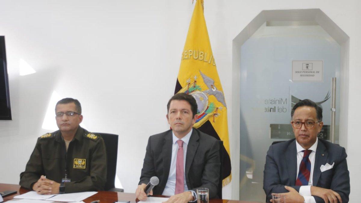 El Director del SNAI (i), Ministro de Gobierno y Consejero presidencial en rueda de prensa este lunes.