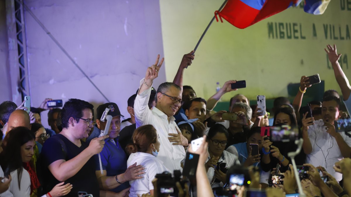 Semblante. Un vigoroso Jorge Glas se dirigió a sus simpatizantes a su llegada a Guayaquil.