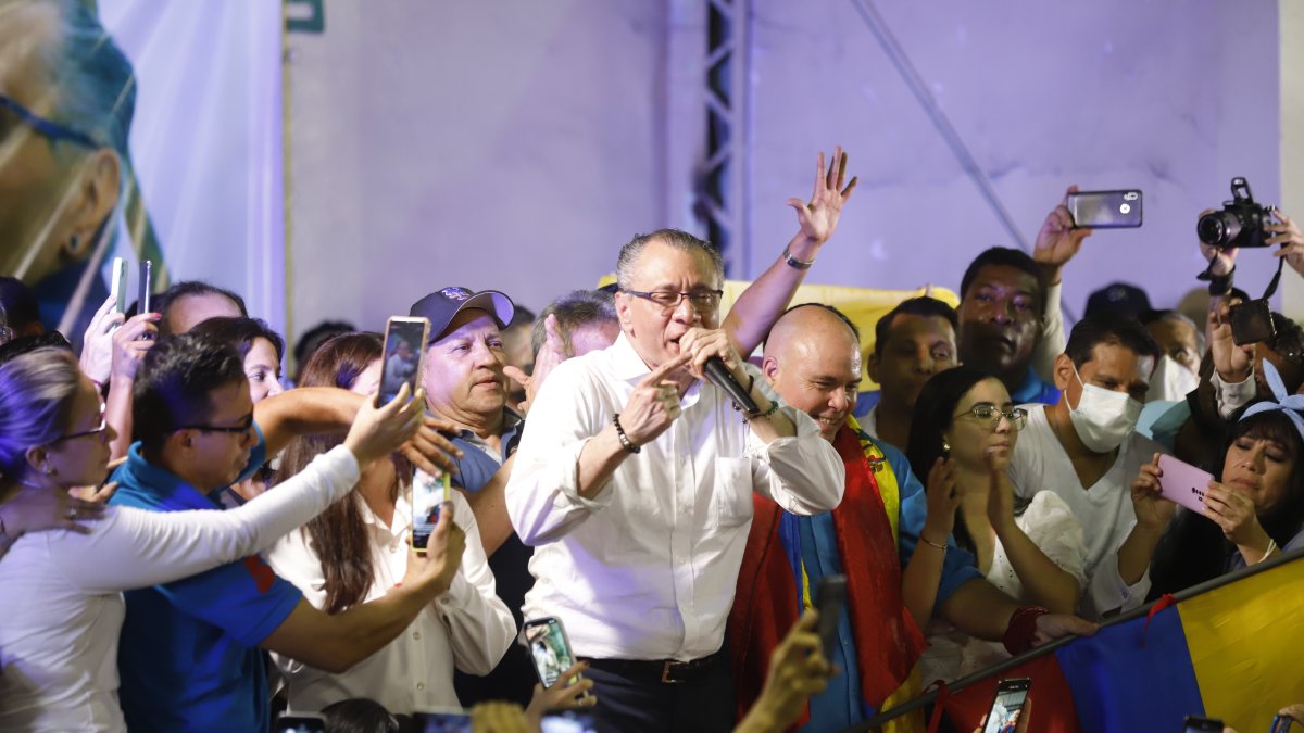 El exvicepresidente salió de la cárcel de Latacunga el pasado 10 de abril para luego trasladarse a Guayaquil donde fue recibido por simpatinzantes en un evento.