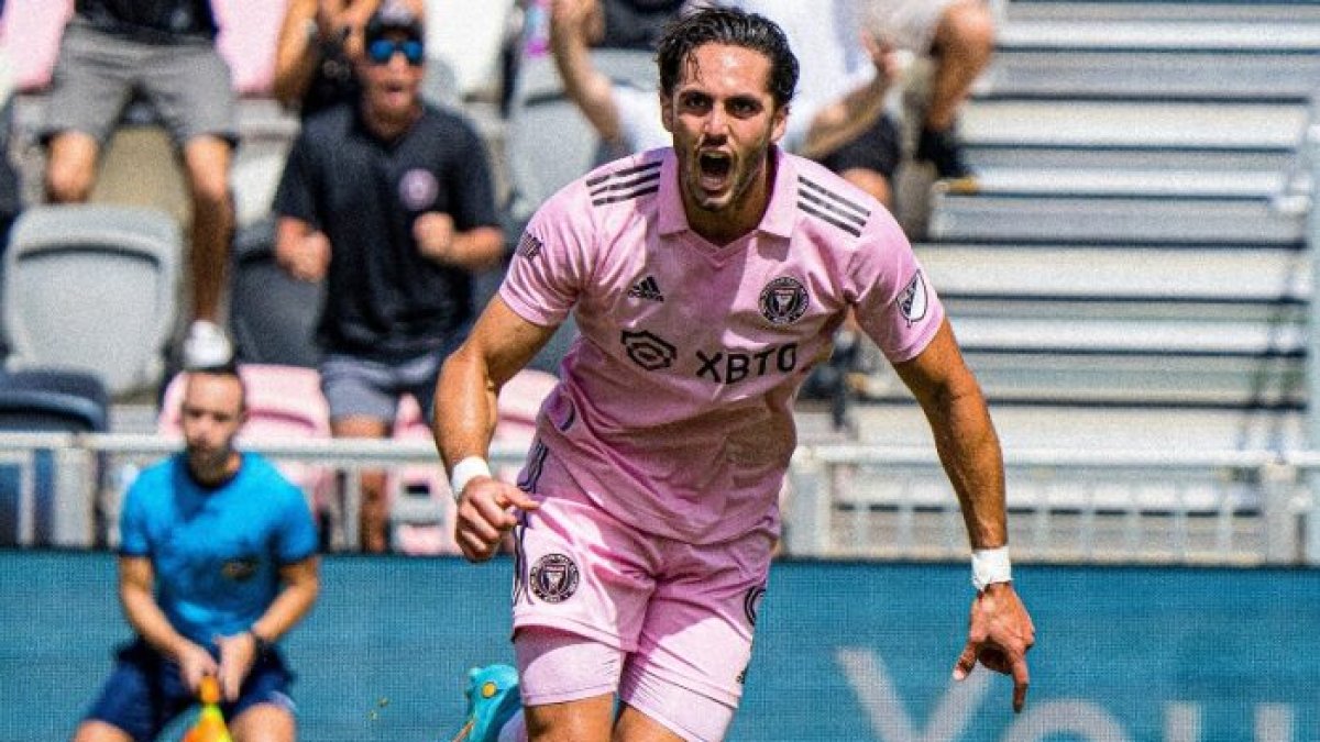 El delantero ecuatoriano Leonardo Campana celebra uno de los tres goles que le sirvieron para obtener el galardón.