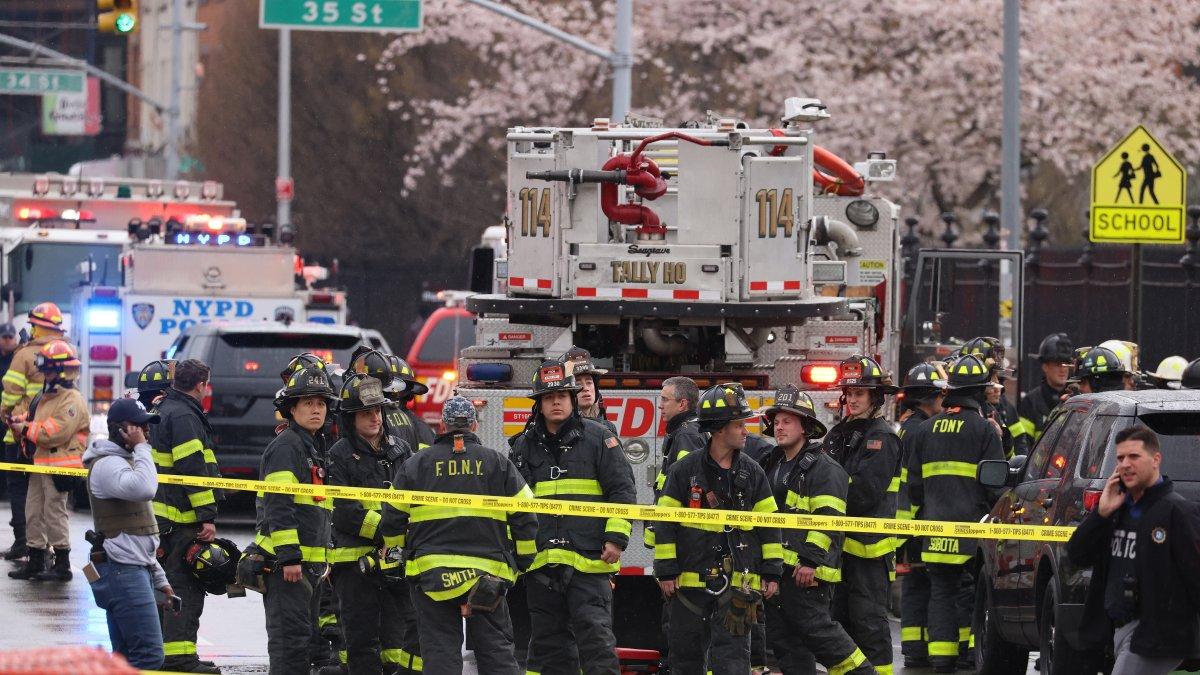 Funcionarios del Departamento de Policía y Bomberos de la ciudad de Nueva York en la escena de un tiroteo múltiple reportado en una estación del Metro, este 12 de abril de 2022.