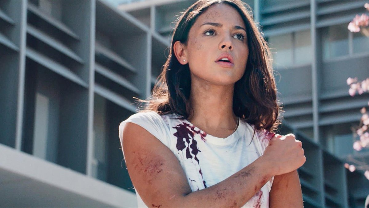 Fotografía cedida por Universal Studios donde aparece Eiza González, como Cam Thompson, durante una escena de la película de acción 