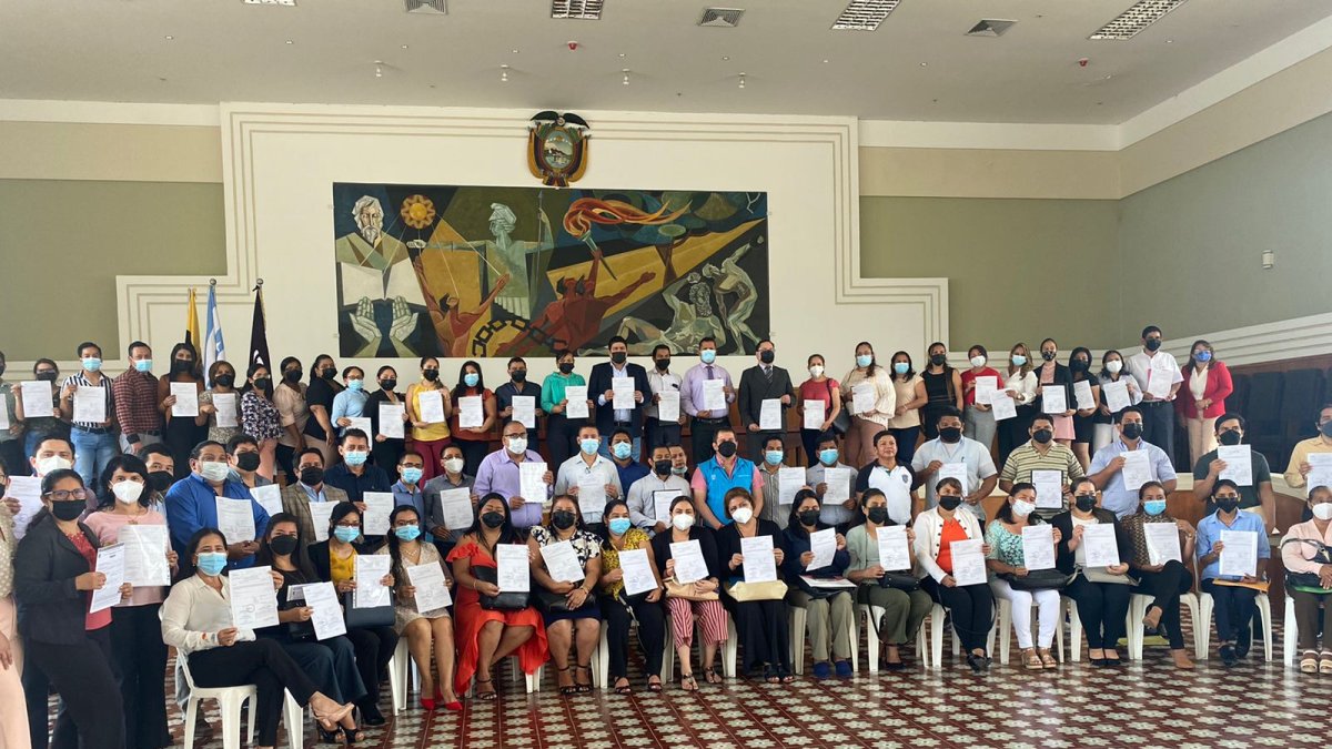 Los maestros muestran el documento que recibieron por parte del Ministerio de Educación.