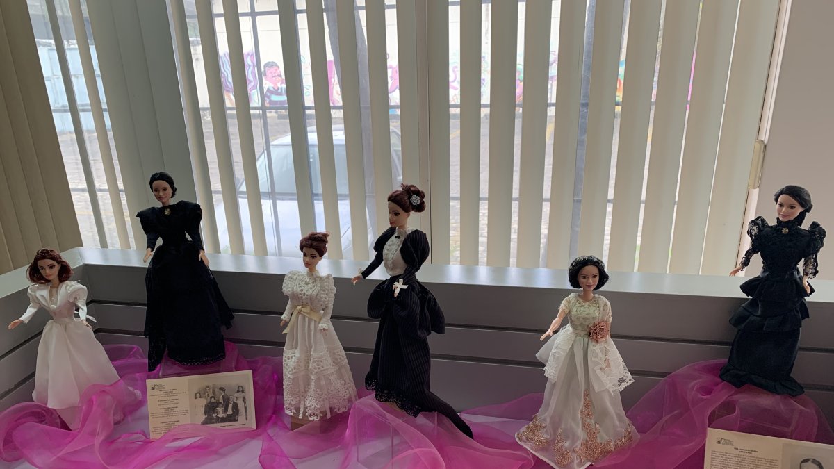 Las muñecas representan a un grupo de mujeres destacadas de los siglos XIX y XX.