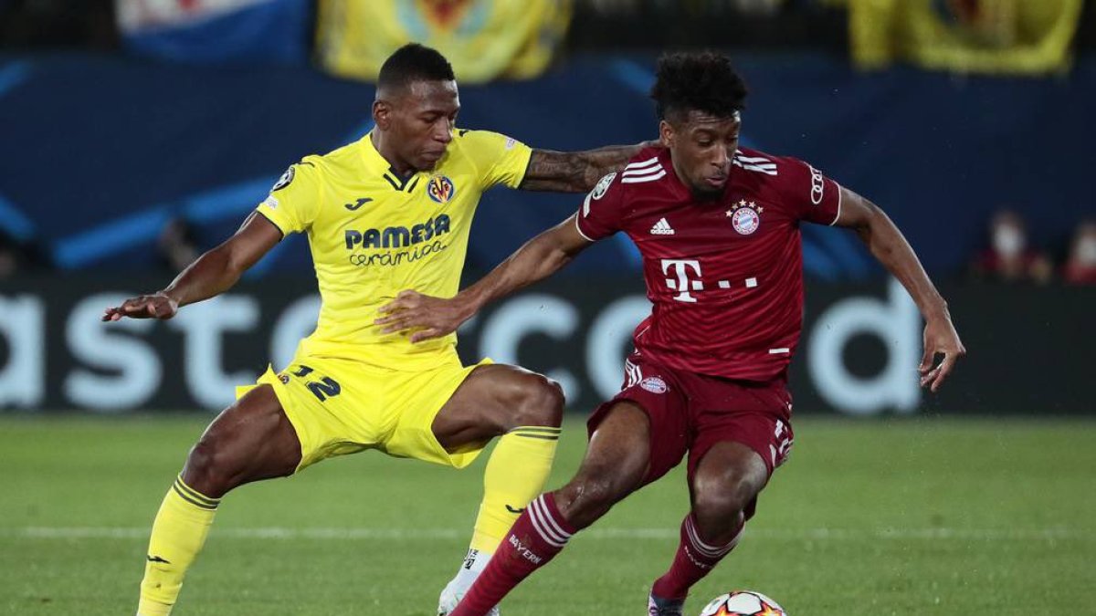 Pervis Estupiñán (i), lateral ecuatoriano del Villarreal, marca a un jugador del Bayern.