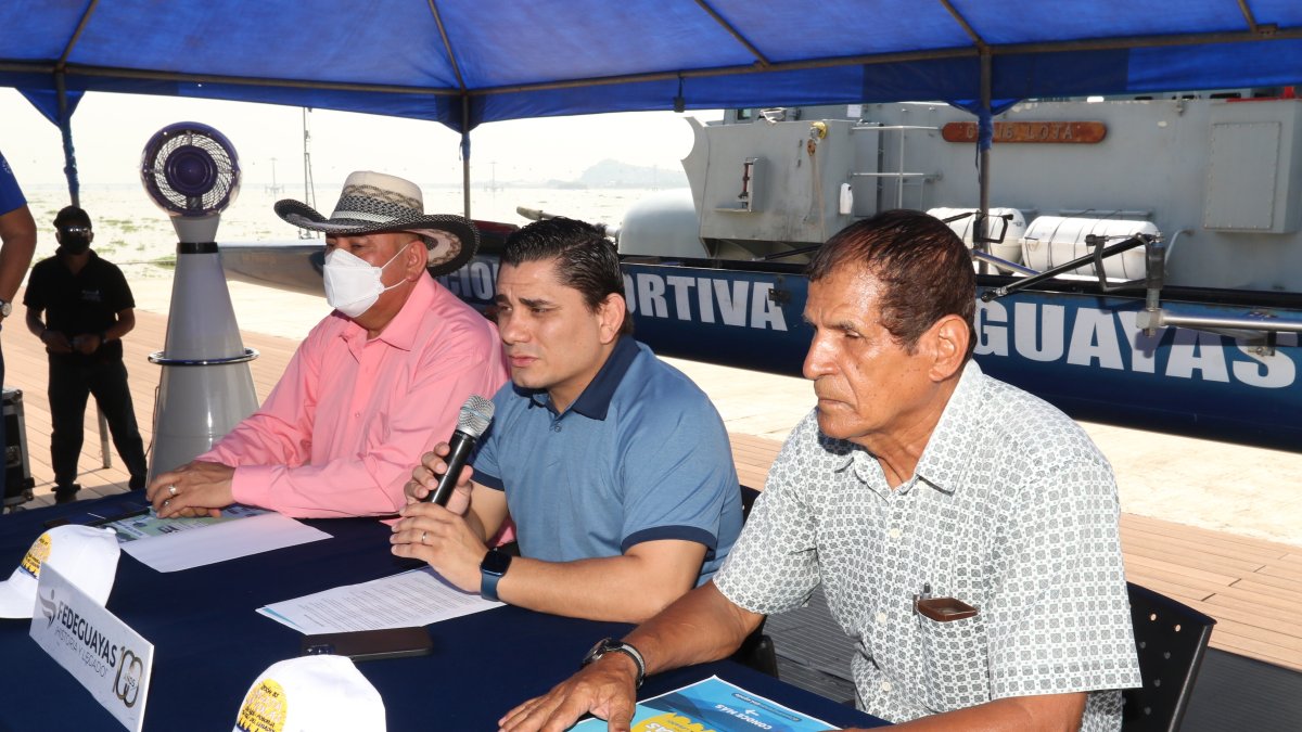 Las autoridades del torneo durante la presentación de este martes 12 de abril, en el Yacht Club Naval.