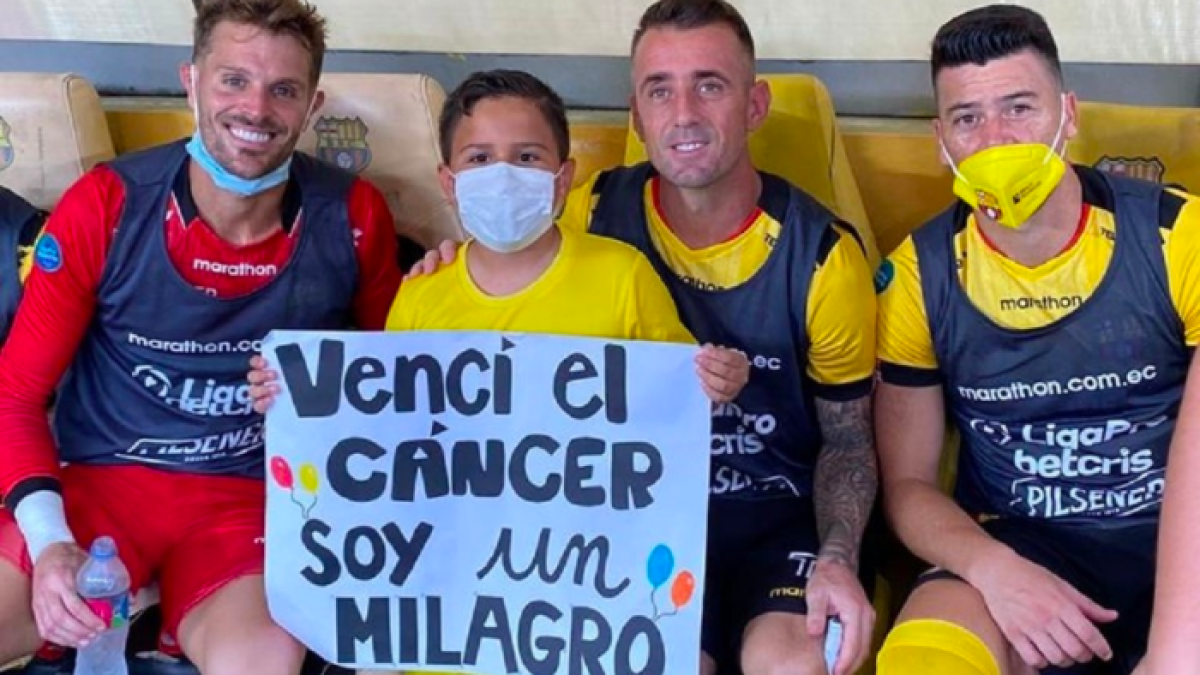 Luis Daniel Samaniego, pequeño hincha de Barcelona, junto a Damián Díaz, Javier Burrai (i) y Paco Rodríguez (d)