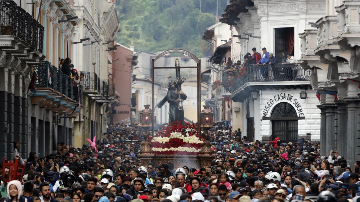 Imagen de Jesús del Gran Poder recorriendo calles del Centro Histórico.