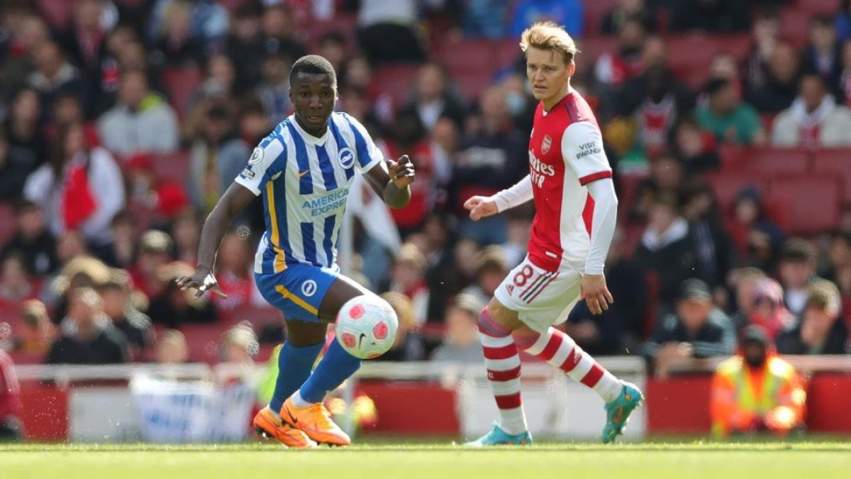 Moisés Caicedo (i), mediocampista tricolor del Brighton, brilló en su debut de la Premier, donde además de dar una asistencia marcó con eficacia a Martin Ødegaard, del  Arsenal.