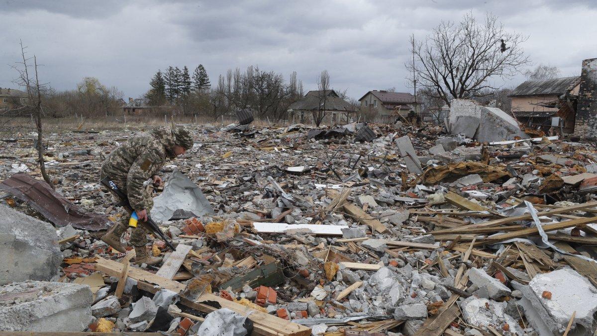 Los militares ucranianos revisan los escombros de los edificios dañados para encontrar municiones explosivas y minas en Bohdanivka.