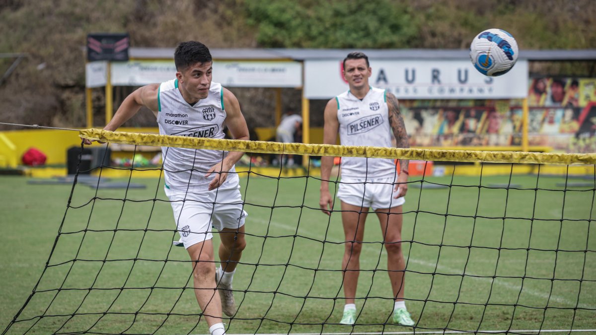 Luca Sosa (i), defensa de Barcelona, será titular ante Lanús en Argentina. Carlos Garcés esperará por su oportunidad.