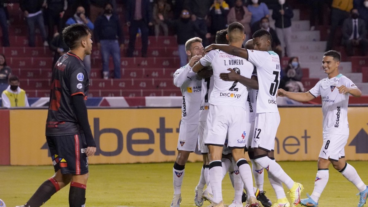 Los albos demostraron contundencia en el segundo tiempo para derrotar a Antofagasta.