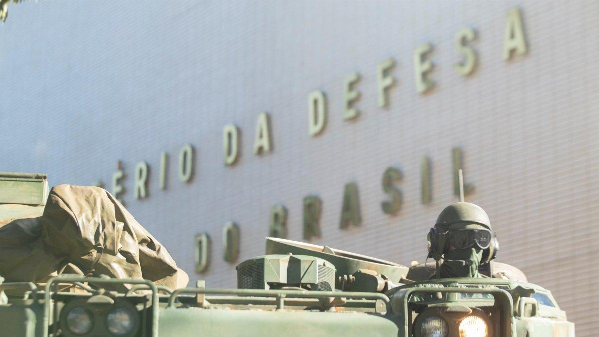 Un militar observa desde un tanque estacionado en la ciudad de Brasilia, en una fotografía de archivo.