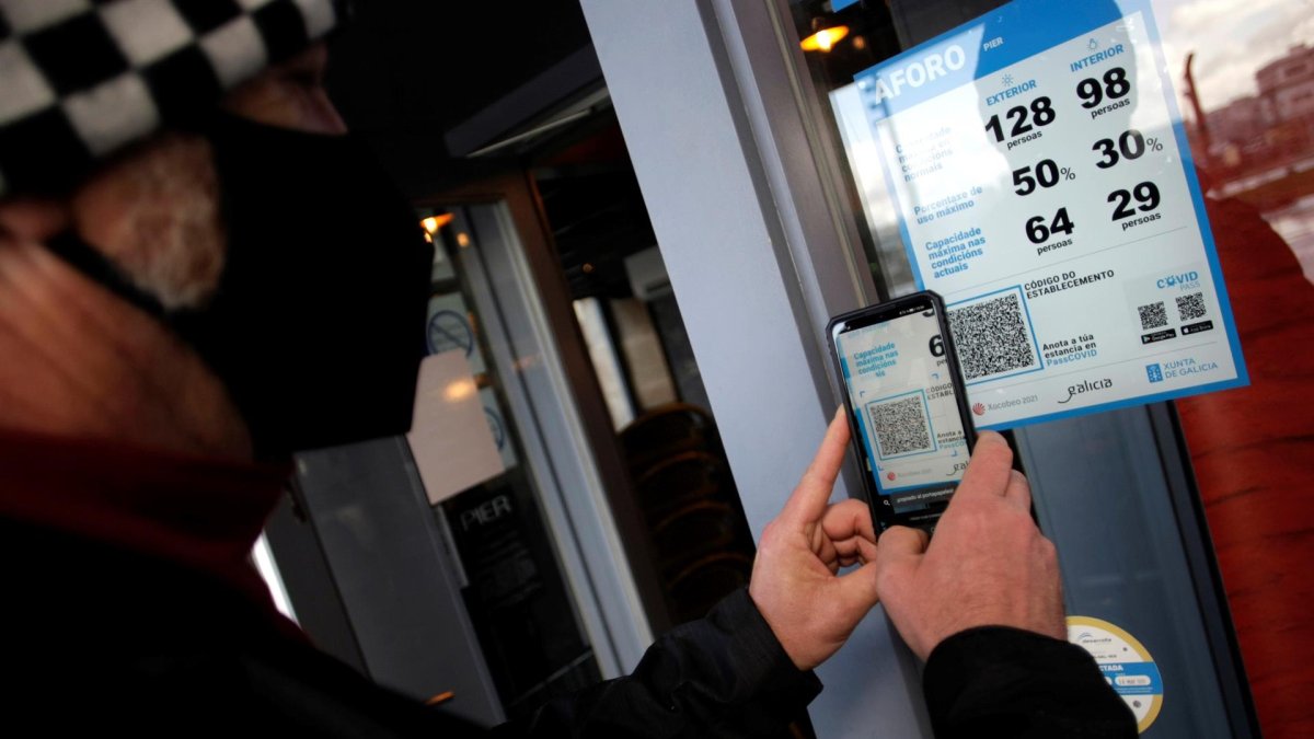 Un hombre escanea un código QR en una imagen de archivo.