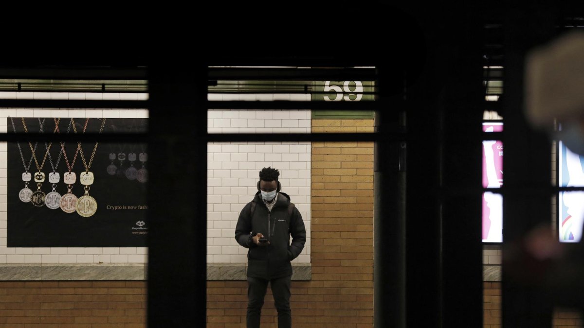 Vista de un hombre que se protege con mascarilla en el metro de Nueva York, en una fotografía de archivo.